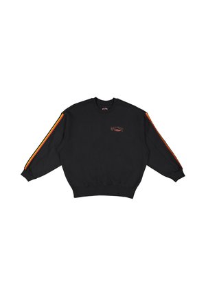 Zwarte sweatshirt met ronde hals, lange mouwen, en ribgebreide manchetten en zoom. Heeft rode, gele en zwarte strepen langs de mouwen en een logo op de borst.