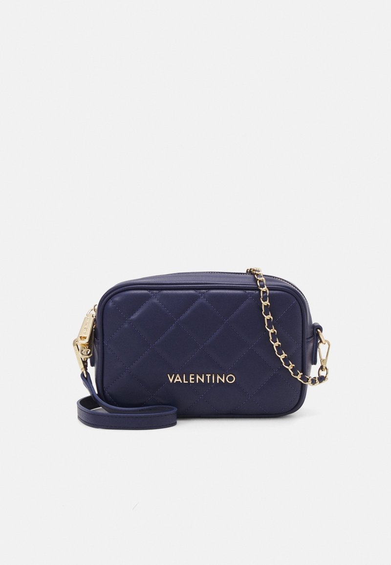 Námorně modrá prošívaná crossbody taška se zlatými prvky, vybavená odnímatelným řetízkovým popruhem a embosovaným logem "Valentino" na přední straně.
