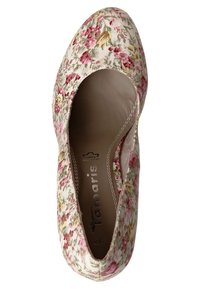 Chaussure plate florale avec un fond crème, ornée de motifs de fleurs roses et vertes. Texture lisse et design à bout rond. Marque Tamaris à l'intérieur.