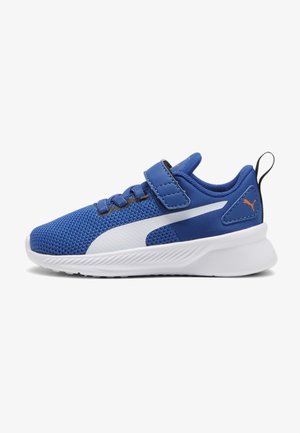 Scarpe atletiche blu realizzate in rete e materiale sintetico, con un design a strisce bianche, chiusura con lacci e fascia in Velcro per un supporto aggiuntivo.