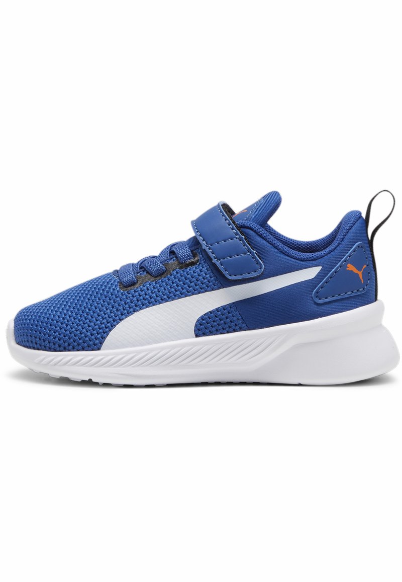 Zapatillas deportivas azules hechas de malla y material sintético, con un diseño de franjas blancas, cierre de cordones y tira de Velcro para mayor soporte.