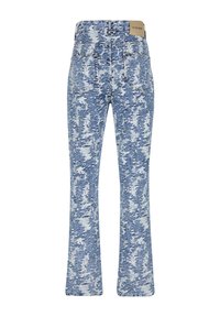 Jean en denim délavé acidulé bleu clair avec taille haute, poches arrière et un patch de marque en cuir marron sur la ceinture.