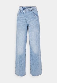 Svetlo modri široki jeans iz denima. Imajo visok pas, izrazite šive in sproščen kroj. Brez vidnih kovinskih detajlov.