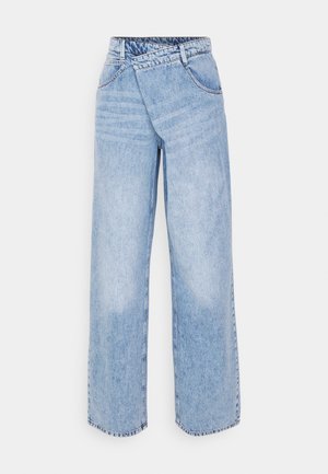 Jeans larges bleu clair en denim. Caractéristiques d'une taille haute, de coutures marquées et d'une coupe décontractée. Aucun détail de matériel visible.