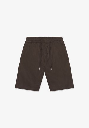 Donkerbruine knielange korte broek met elastische tailleband en trekkoordjes, plat van voren weergegeven op een witte achtergrond.