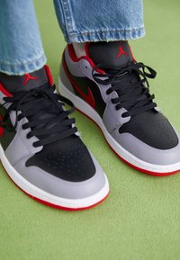 Jordan AIR JORDAN 1 LOW - Sneakers basse - black/fire red/cement grey/white