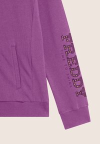 Felpa viola realizzata in morbido tessuto, dotata di tasca a marsupio, polsini a coste e eleganti dettagli in strass con la scritta "FREDDY" sul maniche.