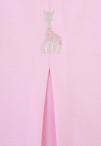 Tessuto rosa con una finitura testurizzata, caratterizzato da un design di giraffa ricamato in argento. Include un piccolo dettaglio a fessura nella parte inferiore.