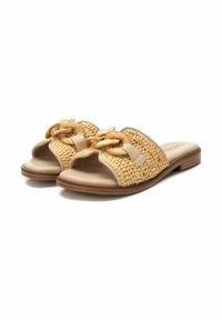 Sandali intrecciati color nocciola con punte aperte, dotati di un elegante accento in pelle beige e dettaglio annodato sulle cinghie. Suola piatta.