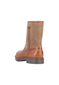 Bruine leren en suède laars met een stevige zool, voorzien van een eenvoudig ontwerp, een lichte hak en contrasterende texturen op de schacht en de neus.