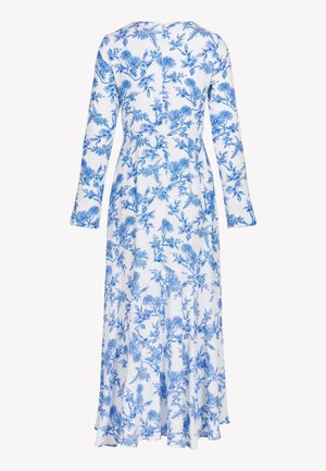 Lange witte jurk met blauw bloemenpatroon, lange mouwen, aangesloten taille en vloeiende rok, gezien van achteren.