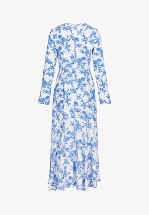 Długa biała sukienka z niebieskim kwiatowym wzorem, długie rękawy, dopasowana talia i zwiewna spódnica, widoczna z tyłu.