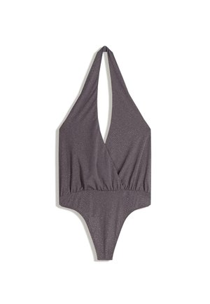 Costum de baie întreg, tip halter, de culoare mauve, cu decolteu adânc în V, talie strânsă și țesătură netedă cu textură și luciu subtil.