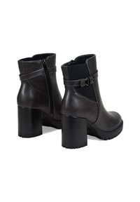 Botas de piel negra hasta el tobillo con punta redonda, cremallera lateral, panel elástico y tacón grueso. Con detalles de hebilla.