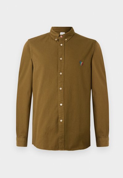 Brun langermet skjorte med krage med knapper, med et lite flerfarget broderi på brystet, og lyse knapper.