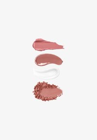 Quatre échantillons de maquillage sur fond blanc : trace de rouge à lèvres rose, crème mauve, gel transparent et poudre rose écrasée.
