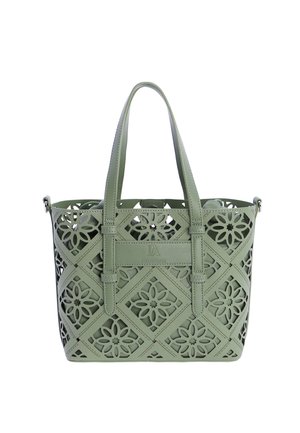 Bolso tote de cuero verde con patrones florales troquelados y asas dobles, con un parche rectangular con el logo de la marca en relieve en la parte delantera.