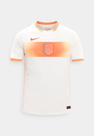 Fehér focimez világos narancssárga Chevron csíkkal, középen oroszlán embléma, narancssárga Nike logóval és narancssárga szegéllyel a galléron és az ujjakon.