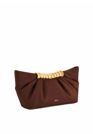 Pochette en tissu marron avec design froncé et poignée incurvée en métal doré, petit logo "JW PEI" près de la base.