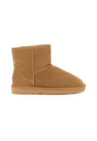 Tan suède enkelboot met een ronde neuzen, dubbele stiksels en een platte rubberen zool. Bevat een zachte voering en minimale decoratieve accenten.