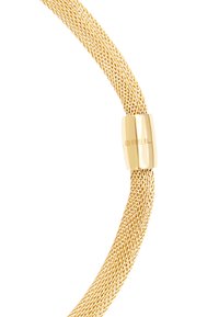Guld mesh armbånd med en glat cylindrisk lås, hvor "BREIL" er indgraveret, og som fremviser et tekstureret, vævet design.