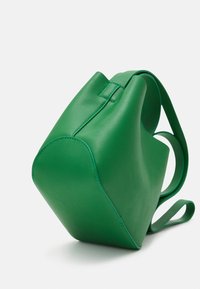 Borsa verde in pelle con una finitura liscia e opaca, caratterizzata da una forma angolare unica e un'unica tracolla per il trasporto.