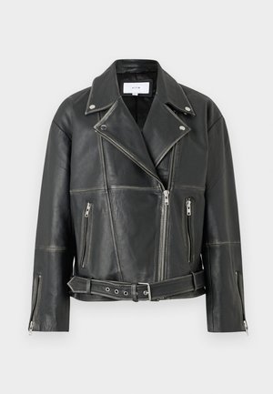 Svart skinnsykkeljakke med klippt krage, skrå glidelås og to glidelåslommer. Har belte i livet og strukturerte sømmer.