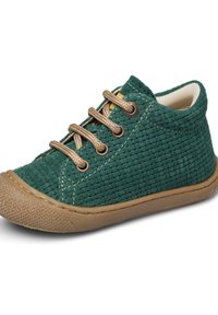 Zelená tkaná látková obuv s hnědou gumovou podrážkou, kulatou špičkou a šněrovacím systémem. Má texturovaný svršek a kontrastní švy.