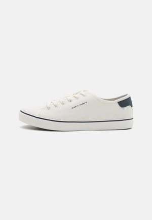 Leinen-Sneaker in Off-White mit marineblauen Akzenten, runde Spitze, Schnürdesign und strukturierten Gummisohle. Schlichte und klare Ästhetik.