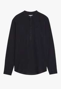 Zwarte lange mouw shirt met een ronde kraag, vier-knopen sluiting en een borstzak op een effen witte achtergrond.