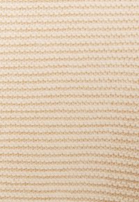 Beiger Strickstoff mit einem strukturierten, horizontalen Streifenmuster. Weiches Garn mit gleichmäßiger Form und glatter Oberfläche.