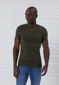 Pier One 3 PACK BASIC MUSCLE FIT T SHIRT - T-shirts - white/khaki/black