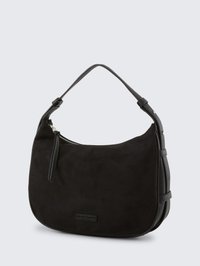 Černá semišová kabelka přes rameno s oblým tvarem, hladkým povrchem a zipovým uzavíráním. Nastavitelný kožený popruh a logo na přední straně.