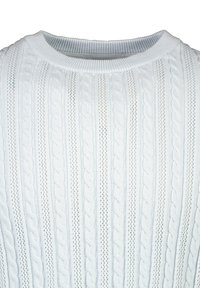 Ljusblå stickad tröja med ett kablarmönster och texturerade vertikala ränder samt en rundad halsringning.