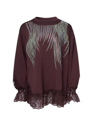 Blusa bordeaux a manica lunga con motivo di piume in paillettes argentate sul davanti e bordatura con balze in pizzo su polsini e orlo.