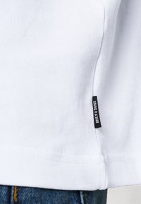 Only & Sons ONSOSRIS LIFE REDACT TEE - T-shirt estampada - bright white