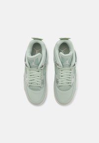 Miętowozielone sneakersy z gładkiej skóry, z akcentami z siateczki, wyściełanym kołnierzem i metalicznymi detalami. Posiadają wyraźne logo na języku.