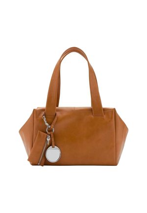 Borsa a tracolla in pelle marrone con doppi manici, pochette con zip piccola attaccata e portachiavi rotondo in argento su uno sfondo bianco.