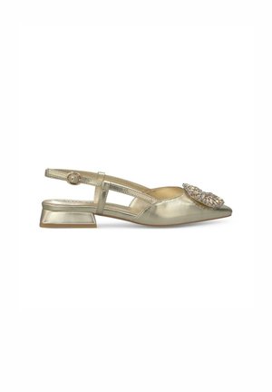 Chaussure slingback métallique dorée avec un petit talon carré, un bout pointu et une fleur ornementale ornée de cristaux sur l'empeigne.