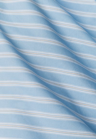 Tessuto azzurro chiaro con sottili strisce orizzontali bianche e giallo pallido, con una texture liscia e un leggero lucido.
