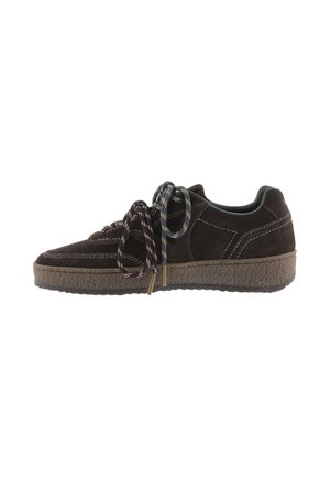 Scarpa casual in pelle scamosciata marrone scuro con suola spessa e strutturata e due lacci con motivi diversi legati a fiocco su sfondo bianco.