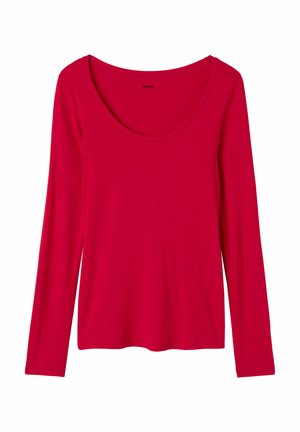 Camisa roja de manga larga con un escote amplio y un tejido suave y elástico. Diseño sencillo sin patrones ni acentos adicionales.