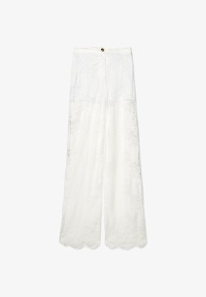 Pantalon blanc à jambes larges en dentelle avec ourlets festonnés et fermeture à bouton à la taille, présenté à plat sur un fond blanc.