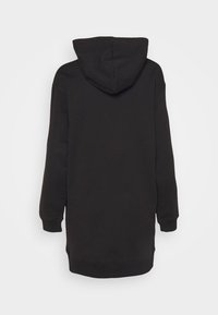 Schwarz-gestreifter Kapuzenpullover mit langen Ärmeln und lockerer Passform, der ein einfaches Design und eine weiche Textur aufweist. Die Rückseite ist schlicht und ohne Verzierungen.