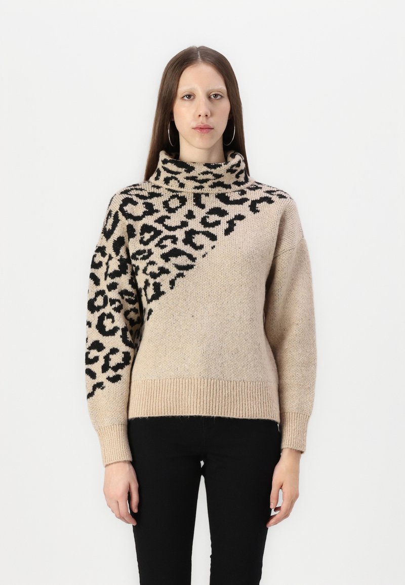 Pull en imprimé léopard beige et noir avec un col haut, en tissu texturé, design à épaules tombantes et poignets et ourlet côtelés.