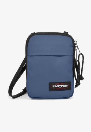 Borsa a tracolla rettangolare blu in tessuto con dettagli neri, chiusura a zip, tasca frontale e patch con logo Eastpak. Materiale morbido e testurizzato.