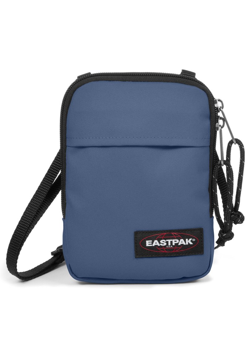 Borsa a tracolla rettangolare blu in tessuto con dettagli neri, chiusura a zip, tasca frontale e patch con logo Eastpak. Materiale morbido e testurizzato.