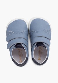 Scarpe in pelle blu con finitura testurizzata, dotate di due strap in velcro regolabili e suola in gomma bianca. Marchio visibile all'interno.