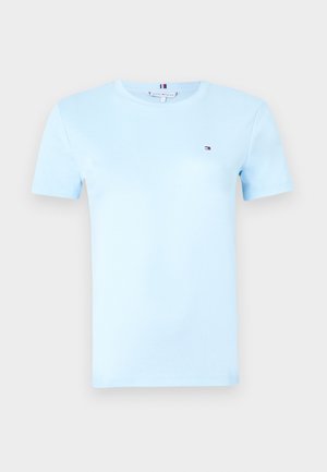 Lyseblå bomulls-T-skjorte med rund hals og korte ermer, med liten brodert logo på venstre bryst.