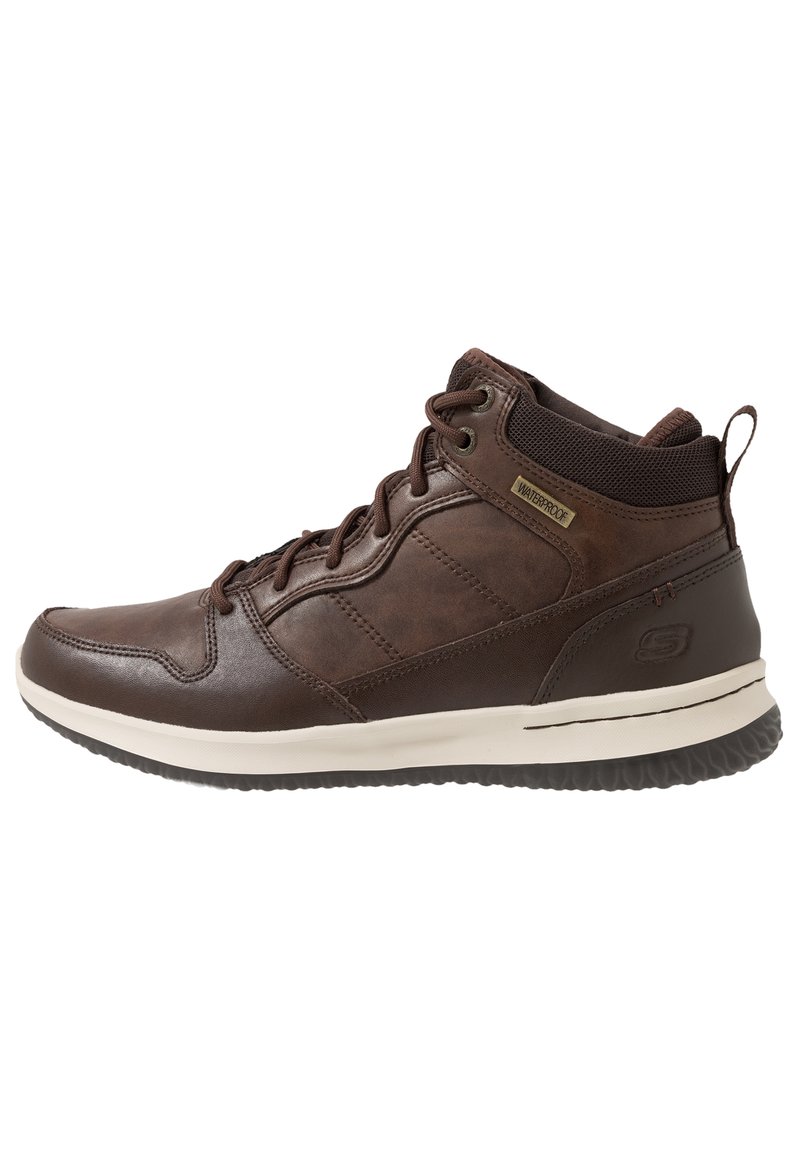 Zapato alto impermeable marrón hecho de cuero con un acabado texturizado, suela de goma color crema y diseño de cordones con un collar acolchado.